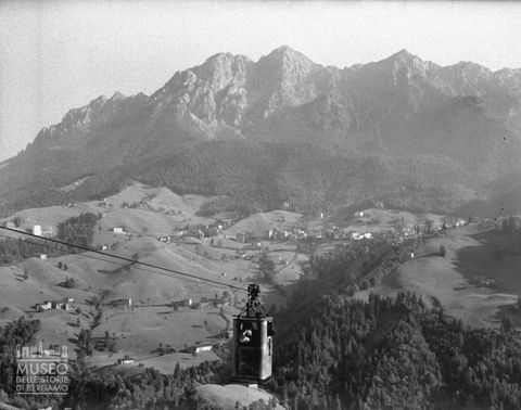 Funivia e panorama con monte
