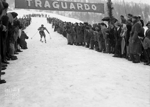 Sciatore e folla presso il traguardo