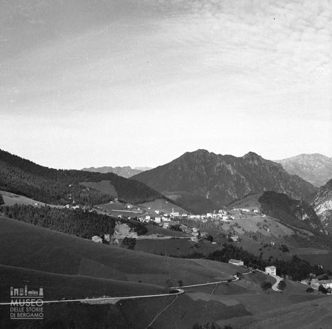 Panorama con campi e monti