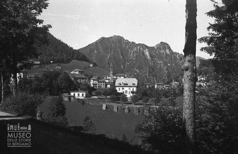 Veduta con alberi e monti