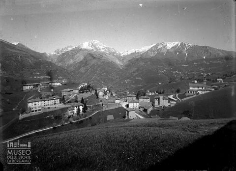 Oltre il Colle, panorama con frazione