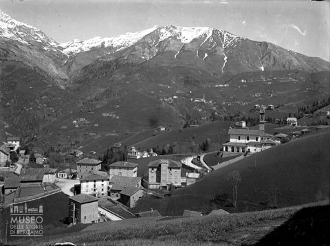 Abitazioni e chiesa parrocchiale