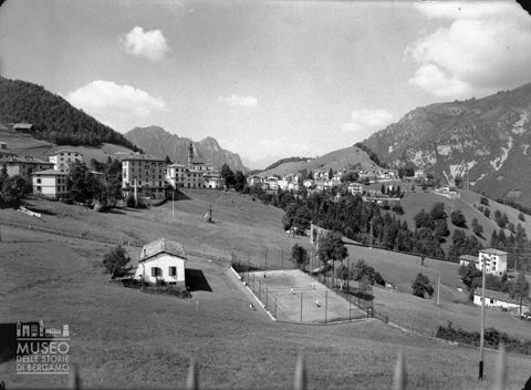 Panorama con campo da tennis