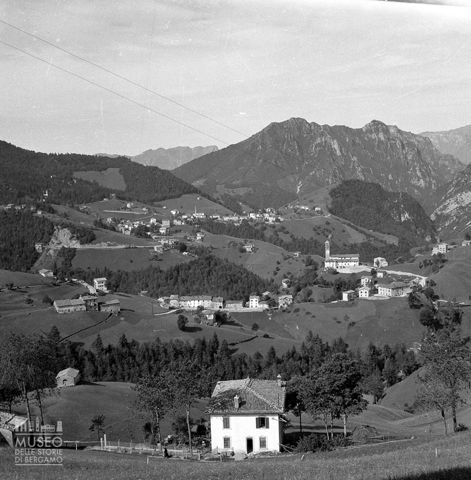 Panorama con frazione e monti