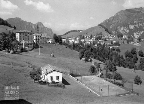 Veduta con campo da tennis
