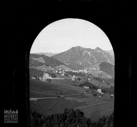 Oltre il Colle: veduta da una finestra