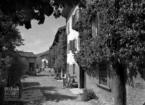 Scorcio di una via, con bambini