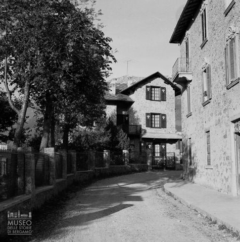 Strada con villa