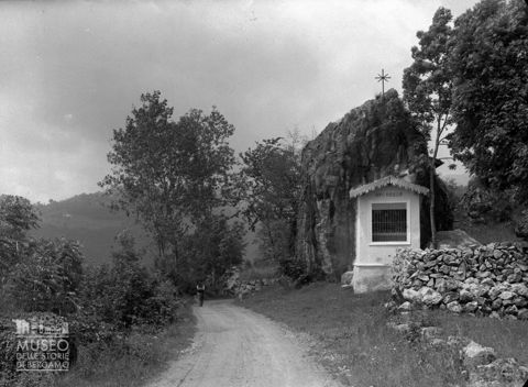 Sentiero con cappella votiva