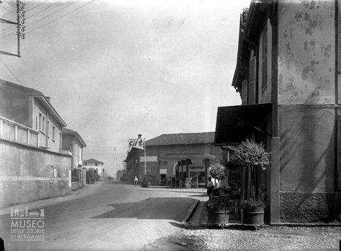 Strada con bar e distributore