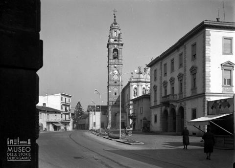 Piazza con campanile