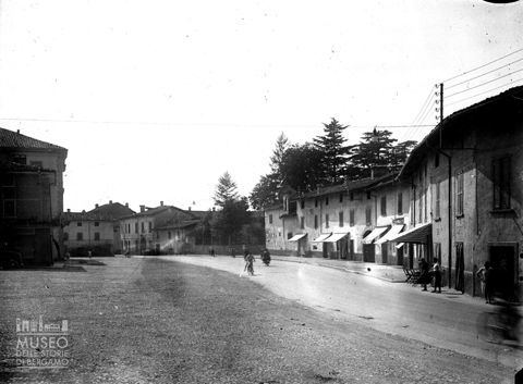 Piazza con negozi