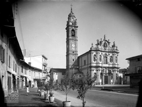 Piazza e chiesa parrocchiale [1]