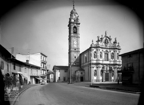 Piazza e chiesa parrocchiale [2]