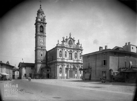 Piazza e chiesa parrocchiale [3]