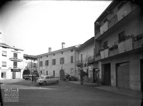 Piazza con negozi e carabinieri