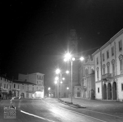 Piazza e chiesa, ripresa notturna