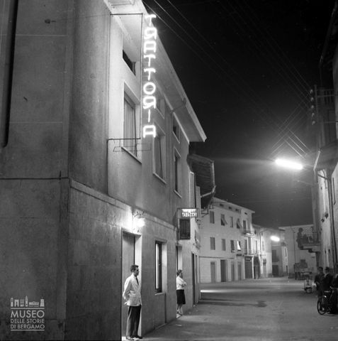 Trattoria, ripresa notturna