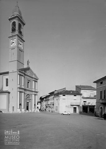 Piazza Castello con parrocchiale