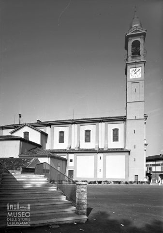 Piazza Castello, fianco della chiesa parrocchiale.