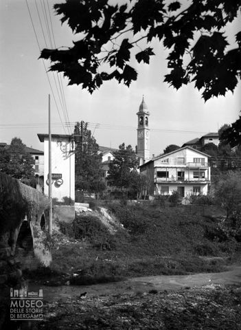 Ponte di accesso al paese