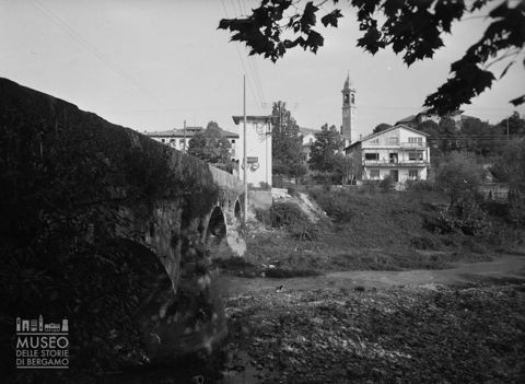 Ponte di accesso al paese