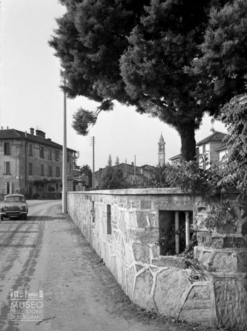 Via Palazzolo con automobile