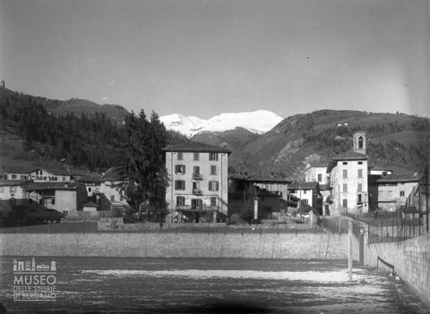 Campo di calcio e abitazioni