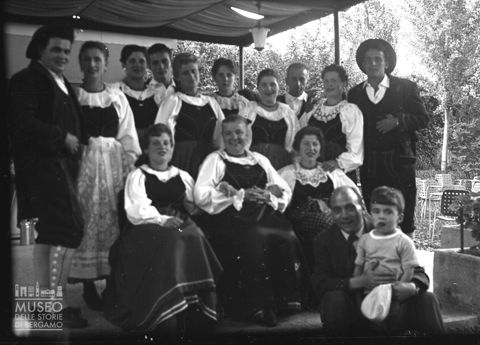 Gruppo in abito tradizionale [1]