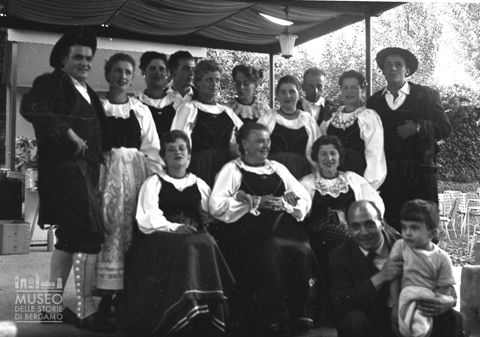 Gruppo in abito tradizionale [2]