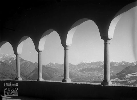 Porticato della chiesa della SS. Trinità