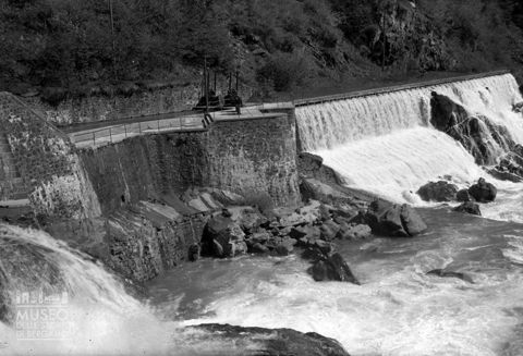 Canale artificiale e cascatella [1]