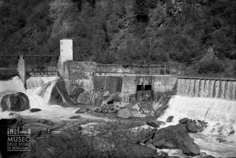 Canale artificiale e cascatella [2]