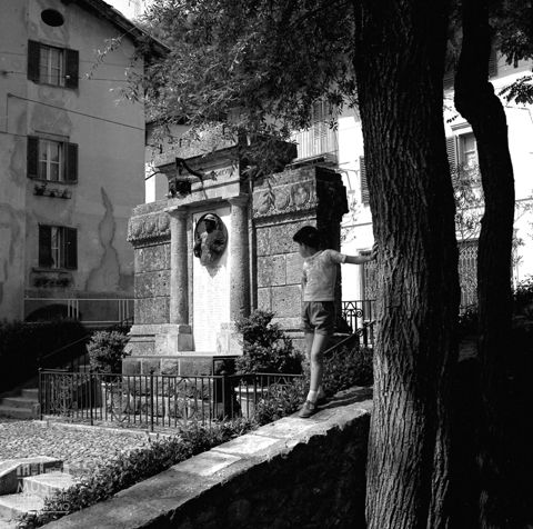 Bambino e monumento ai caduti