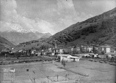 Campi coltivati e centro abitato