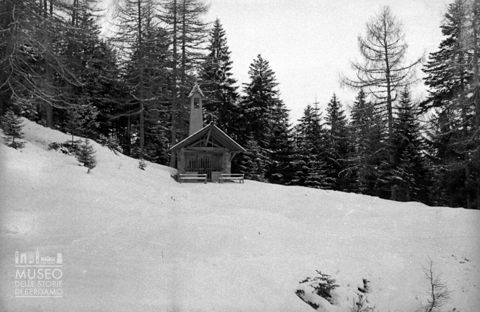 Cappella nella pineta