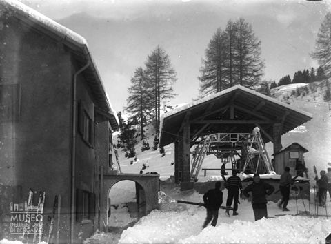 Stazione seggiovia e sciatori