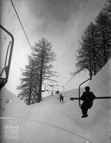 Seggiovia con sciatori