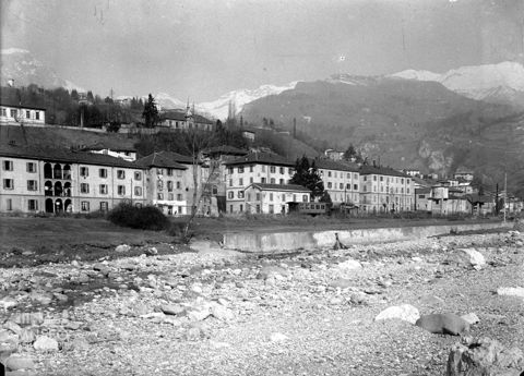 Abitazioni e fiume Serio