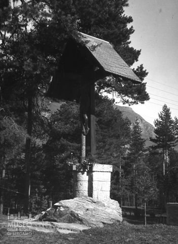 Crocifisso nei pressi di un bosco