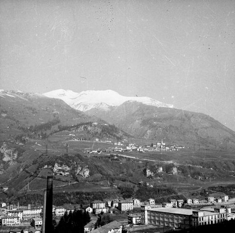 Panorama con monti innevati