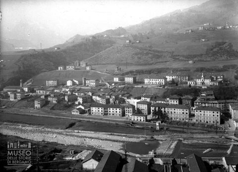 Panorama con ferrovia e fiume