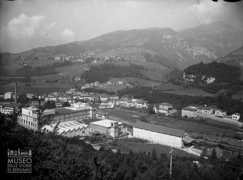 Polo industriale, fiume e paese