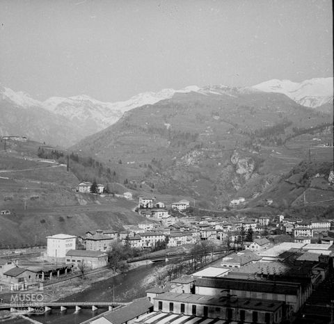 Panorama con industria e fiume
