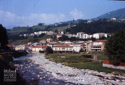 Panorama di Ponte Nossa dal greto del fiume