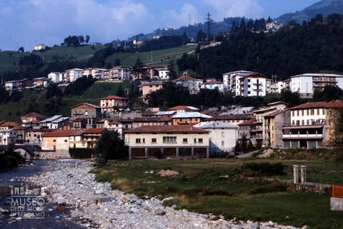 Panorama di Ponte Nossa dal greto del fiume