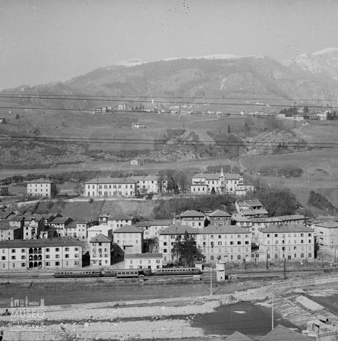 Treno presso un centro abitato