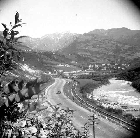 Strada presso il fiume