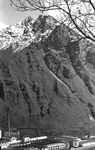 Stabilimento ai piedi di un monte