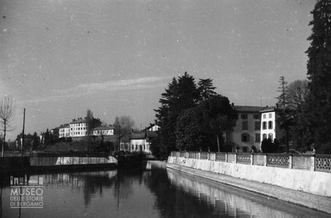 Abitazioni lungo il fiume